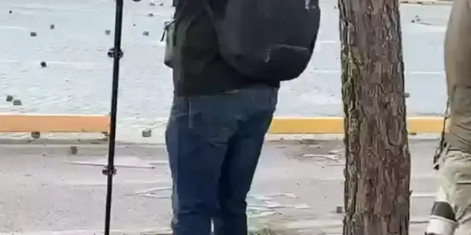 Policia qëllon me plumb gome gazetarin e “Reuters” gjatë protestës