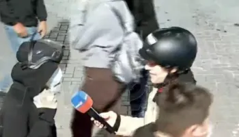 Policia shoqëron edhe një turist gjatë protestës