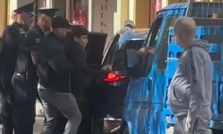 Policia shoqëron me forcë adoleshentët në Vlorë, mes tyre edhe 15 dhe 16-vjeçarë