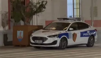 Policia shton masat e sigurisë në Bashkinë e Vlorës, vendosen hekura në dyert kryesore dhe dritare!