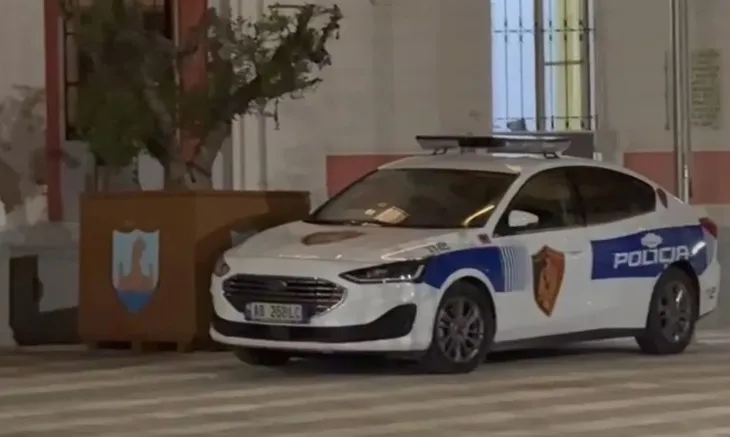 Policia shton masat e sigurisë në Bashkinë e Vlorës, vendosen hekura në dyert kryesore dhe dritare!