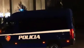 Policia shton praninë në sheshin ‘Skënderbej’, shoqërohen disa protestues në qendër të Tiranës