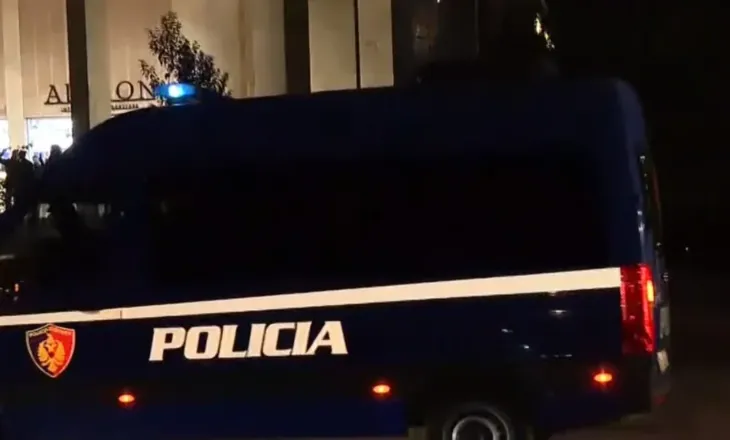 Policia shton praninë në sheshin ‘Skënderbej’, shoqërohen disa protestues në qendër të Tiranës