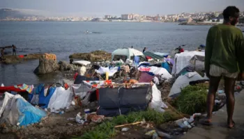 Policia spanjolle zbraz kampin e emigrantëve në Ceuta, mijëra persona largohen nga plazhi pas dy muajsh qëndrimi