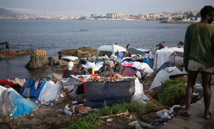 Policia spanjolle zbraz kampin e emigrantëve në Ceuta, mijëra persona largohen nga plazhi pas dy muajsh qëndrimi