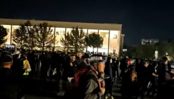 Policia tentoi t’i shpërndante, protestuesit grumbullohen në “Sheshin Skënderbej”! Efektivët hedhin gaz lotsjellës