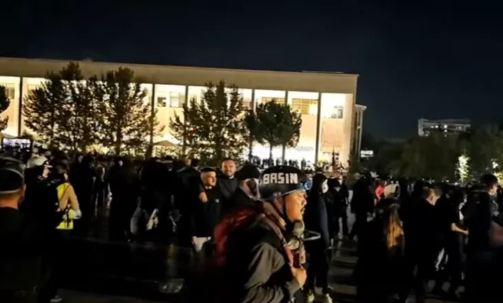 Policia tentoi t’i shpërndante, protestuesit grumbullohen në “Sheshin Skënderbej”! Efektivët hedhin gaz lotsjellës