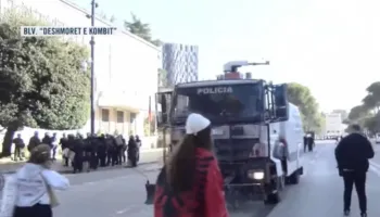 Policia tërhiqet, hapet rruga para Kryeministrisë! Protestuesit paqësorë afrohen para zyrës së Ramës