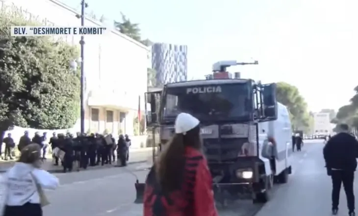Policia tërhiqet, hapet rruga para Kryeministrisë! Protestuesit paqësorë afrohen para zyrës së Ramës