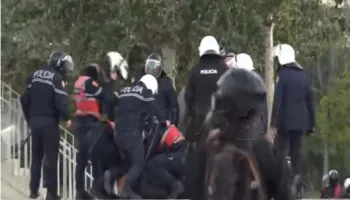 Policit e godasin me shkop gome, me grushte e shkelma/ I riu i shtrirë në tokë, merret me forcë nga disa efektivë policie, tërhiqet zvarrë