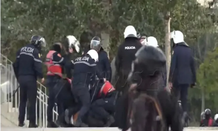 Policit e godasin me shkop gome, me grushte e shkelma/ I riu i shtrirë në tokë, merret me forcë nga disa efektivë policie, tërhiqet zvarrë
