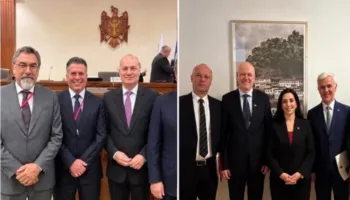 Politikë me dy standarde e Opozitës! Në Tiranë rrethojnë Parlamentin, jashtë pozojnë bashkë!
