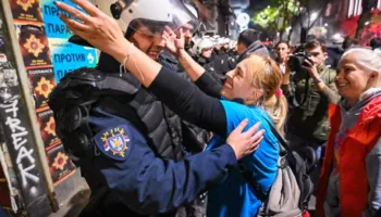 “Populli fitoi!”/ The Guardian: Beogradi shpërthen në festë pas humbjes së Vuçiçit, studentët shpresë për ndryshimin