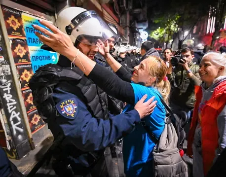 “Populli fitoi!”/ The Guardian: Beogradi shpërthen në festë pas humbjes së Vuçiçit, studentët shpresë për ndryshimin