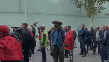 “Poshtë narkoshteti”/ Nis grumbullimi i protestuesve pranë parlamentit: Nuk na përfaqësojnë dot horrat