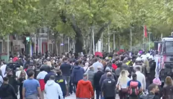 PPE reagon për protestat në Tiranë: Zëri i të rinjve duhet të dëgjohet, dhuna nuk ka vend në demokraci