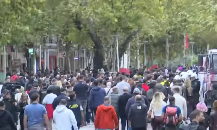 PPE reagon për protestat në Tiranë: Zëri i të rinjve duhet të dëgjohet, dhuna nuk ka vend në demokraci