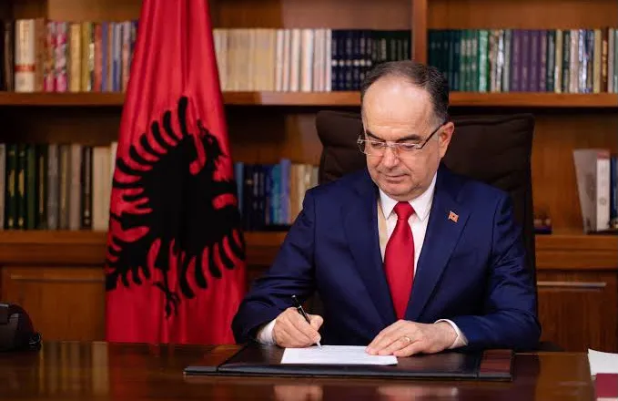 Presidenti Begaj takon dy grupe protestuesish, të rinjtë i kërkojnë të shpërndajë Parlamentin dhe qeveri tranzitore