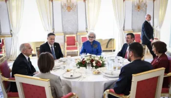 Presidentja Shiroka Pula merr pjesë në darkën solemne për 70-vjetorin e Revolucionit Hungarez