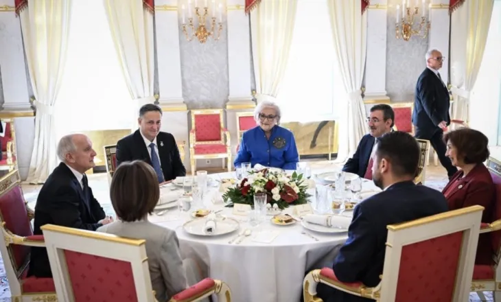 Presidentja Shiroka Pula merr pjesë në darkën solemne për 70-vjetorin e Revolucionit Hungarez