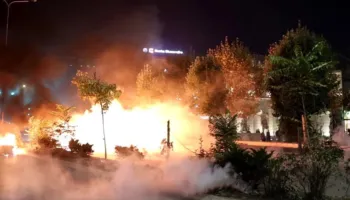 Prishtina në flakë dhe kaos, përplasje të forta në shesh! Shoqërohen tre persona, lëndohen 11 të tjerë! Reagon dhe Policia e Kosovës