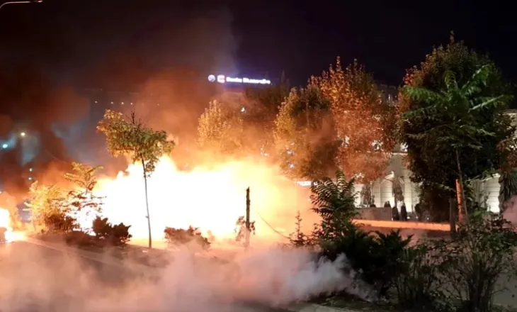 Prishtina në flakë dhe kaos, përplasje të forta në shesh! Shoqërohen tre persona, lëndohen 11 të tjerë! Reagon dhe Policia e Kosovës