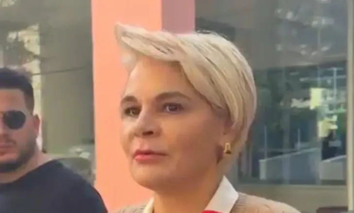 “Procesi do vijonte pa avokat”/ Pas shtyrjes së seancës, Kryemadhi: Qesharake, mua s’më intereson që…