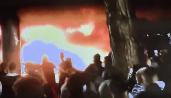 Protesta degjeneron në vandalizëm, u vihet flaka edhe bankave