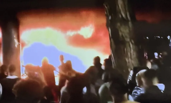 Protesta degjeneron në vandalizëm, u vihet flaka edhe bankave
