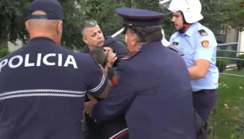 Protesta del jashtë kontrollit/ Kryebashkiaku i Memaliajt përplaset me policinë