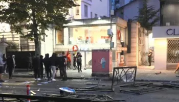 Protesta del jashtë kontrollit, nis sulmi edhe ndaj bizneseve private te “Rruga e Durrësit”! Persona me maska shkatërrojnë disa prej tyre (FOTO)