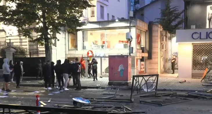 Protesta del jashtë kontrollit, nis sulmi edhe ndaj bizneseve private te “Rruga e Durrësit”! Persona me maska shkatërrojnë disa prej tyre (FOTO)