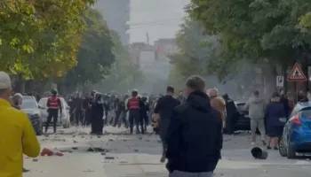 Protesta del jashtë kontrollit/ Plagosen drejtuesi i policisë dhe kandidati për deputet, 35 të shoqëruar