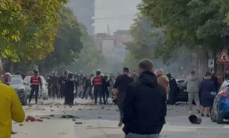 Protesta del jashtë kontrollit/ Plagosen drejtuesi i policisë dhe kandidati për deputet, 35 të shoqëruar