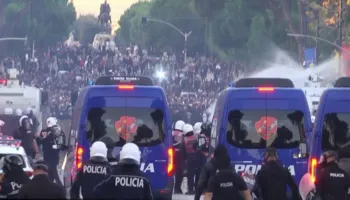 Protesta del jashtë kontrollit, policia mësyn me furgonë drejt protestuesve/ Protestuesi humb ndjenjat, efektivi i jep ndihmën e parë