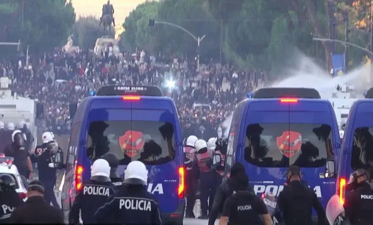Protesta del jashtë kontrollit, policia mësyn me furgonë drejt protestuesve/ Protestuesi humb ndjenjat, efektivi i jep ndihmën e parë