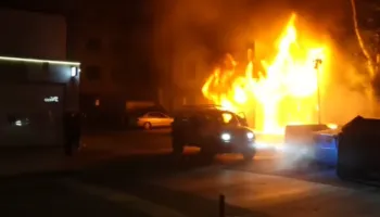 Protesta del jashtë kontrollit, protestuesit i vënë flakën bankës te ‘Myslym Shyri