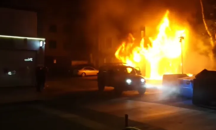 Protesta del jashtë kontrollit, protestuesit i vënë flakën bankës te ‘Myslym Shyri