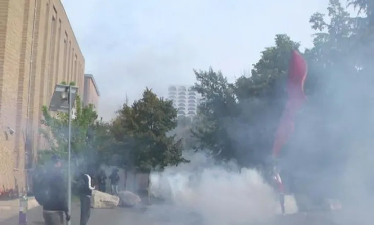 Protesta dhe kaos, reagon PS: Kush ka dorë në akte dhune do të përgjigjet para ligjit! (VIDEO)