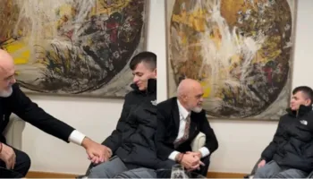 Protesta/ “Disa nuk janë dakord, por…”- Rama takohet me të riun në Kryeministri dhe bën batuta: Rëndësi ka që është me paqe, jo me gurë e zjarr! (VIDEO)