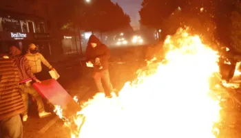 PROTESTA DOLI NGA BINARET/ VJEDHJE BANKOMATI, ZJARR DHE SHKATERRIM PRONE