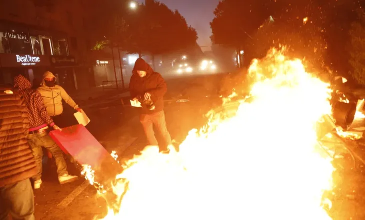 PROTESTA DOLI NGA BINARET/ VJEDHJE BANKOMATI, ZJARR DHE SHKATERRIM PRONE