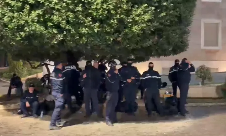 Protesta, dy vajza pretendojnë se janë ngacmuar nga policët