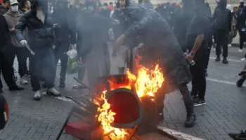 Protesta e 13-të, Policia: 9 të arrestuar, edhe një shtetas gjerman! 20-vjeçari thyen ‘arrestin shtëpiak’ dhe shkon në tubim (EMRAT)