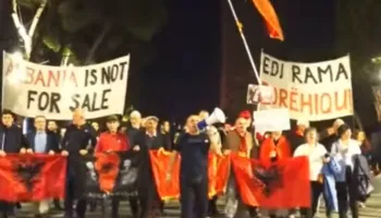 Protesta e 133-të kundër qeverisë/ Qytetarët marshojnë drejt Kryeministrisë, kërkojnë dorëheqjen e Ramës