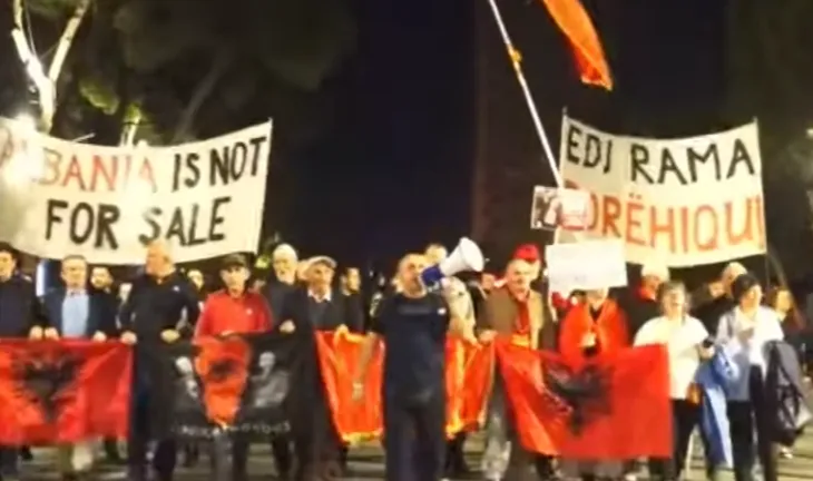 Protesta e 133-të kundër qeverisë/ Qytetarët marshojnë drejt Kryeministrisë, kërkojnë dorëheqjen e Ramës