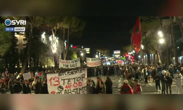Protesta e 134-t/ Mbyllen fjalimet para Kryeministrisë, qytetarët nisin marshimin në rrugët e Tiranës