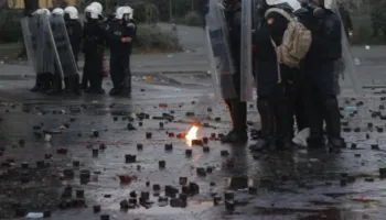 Protesta e dhunshme, 17 policë dhe 4 protestues të plagosur