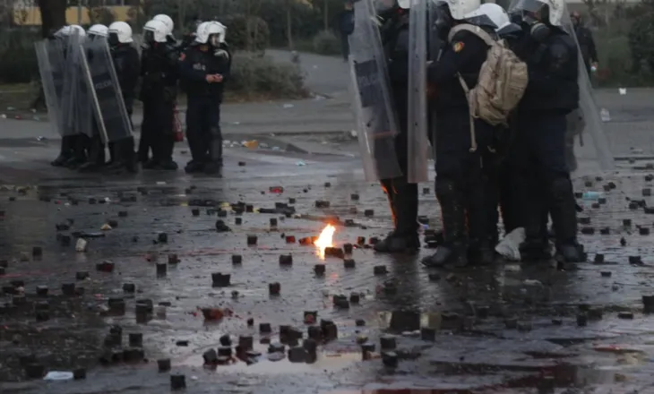 Protesta e dhunshme, 17 policë dhe 4 protestues të plagosur
