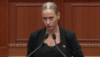 Protesta e dhunshme, ministrja Ismaili: Jo mbi kurrizin e të rinjve dhe Shqipërisë europiane! Zbatimi i ligjit nuk garantohet nga mure